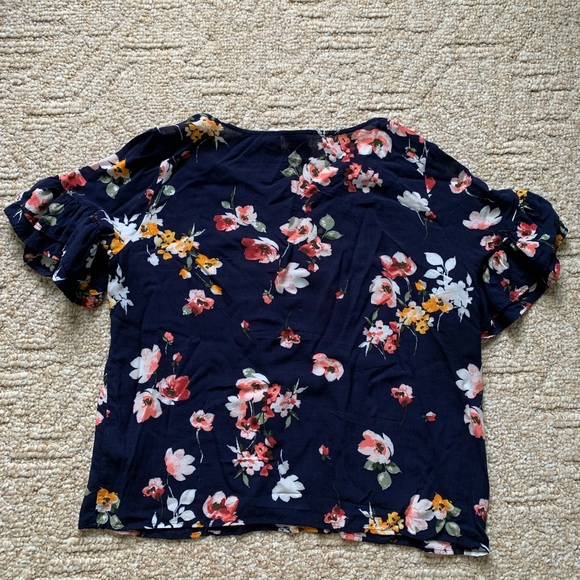 Women’s size large short sleeve floral blouse with ruffled sleeves - Picture 4 of 4